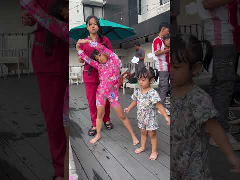 AUDREY IKUTAN BERENANG KAKAK SAMANTHA
