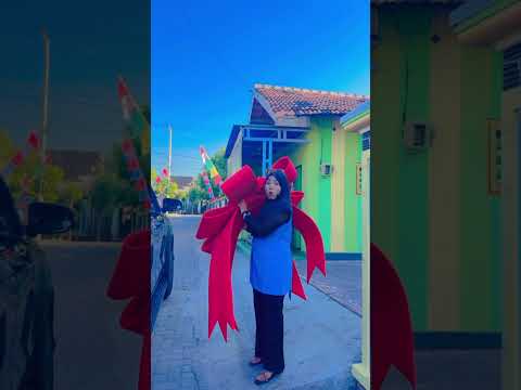 Kalian salfok ke sandal atau ke mobil ?? 🤣 #shortvideo