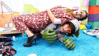 Komik videolar! Kardeşler, annesinin kıyafetlerini giyip, babasının ayağına TV düşürdü!