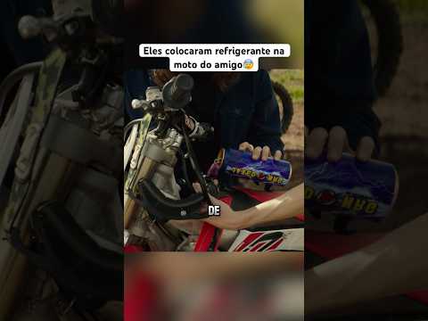 Eles colocaram refrigerante dentro do tanque de uma moto #filmes #melhorfilme #shorts