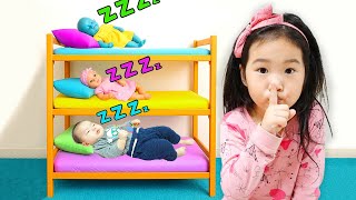 Boram takes care of little brother and her toy babies