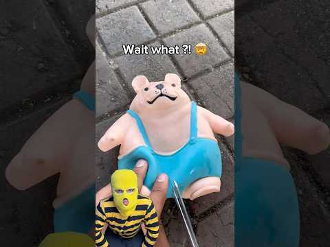 Let’s discover what’s inside of this toy 😳