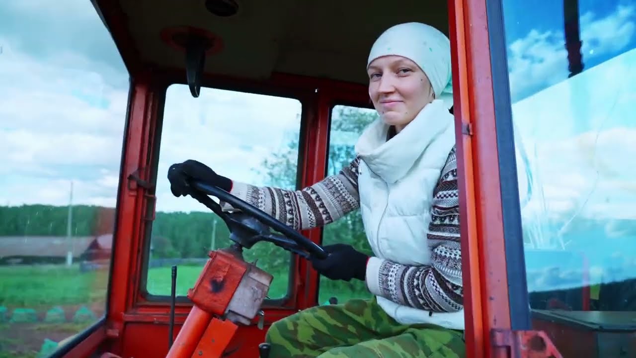катя копает трактором картофель - 100 вёдер картошки за день