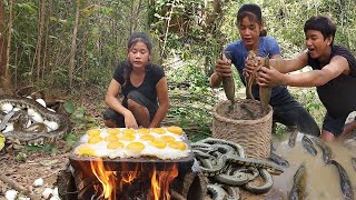 Catch snake and fish in forest, Cooking fish for jungle food, Egg grill on the rock for dinner