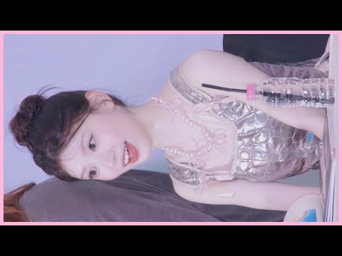250624 아일릿 모카 (ILLIT Moka) 싸인중~♡ 4k60p 'bomb 발매 팬싸인회' in 영등포 타임스퀘어