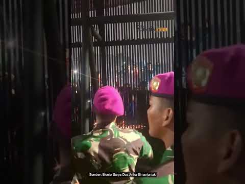 Massa Aksi Berusaha Memotong Pagar DPR RI