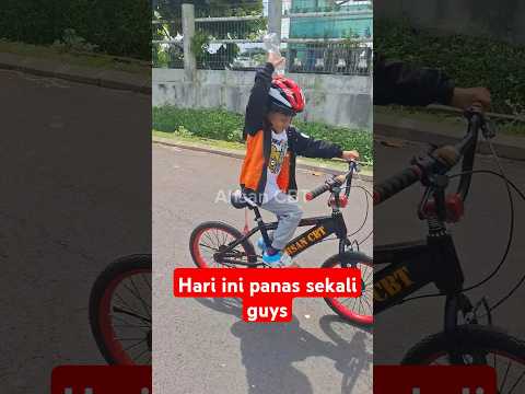 Ahsan sepedaan siang hari jadi panas deh#shorts#shortvideo#ahsan#sepeda