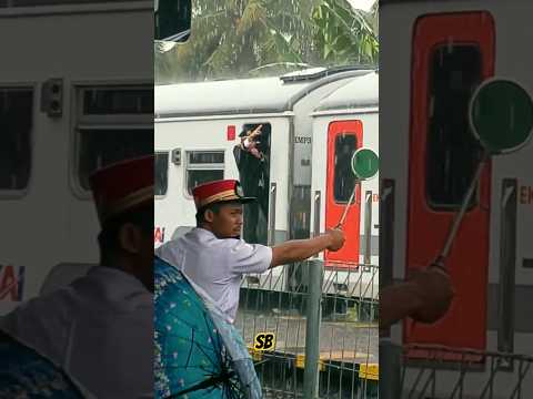Beginilah cara PPKA memberangkatkan kereta api #keretaapi #viral #ppka #kondektur #semboyan404135