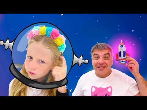 Nastya finge ser uma astronauta.Nastya aprende sobre o espaço e outras histórias úteis para crianças