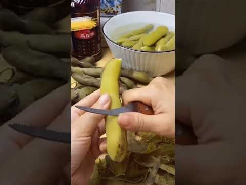 Technique peeling green tamarind