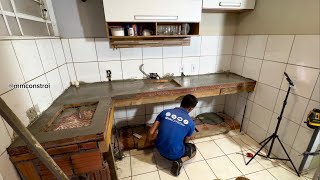 Cozinha toda planejada de concreto e piso