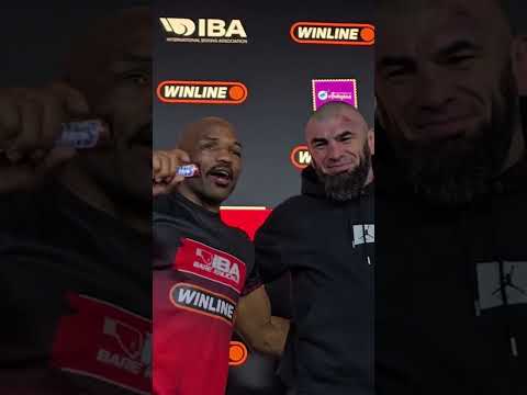 Вагаб vs Ромеро: подарил СНИКЕРС после боя #shorts