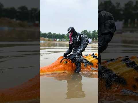 Venom rides a crocodile to kidnap Spider-Man | Marvel Toys