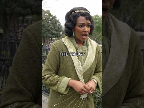 Princess Tiana's HILARIOUS Reaction to KISSING the FROG #tiana #disneyland #princesstiana