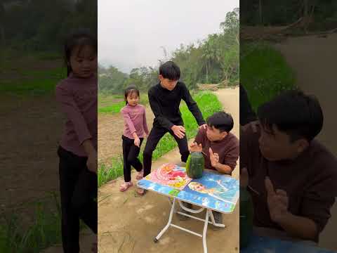 Cậu bé tốt bụng Ảo Thuật Dưa Hấu Kẹo Cầu Vồng #shorts #camping #bushcraft #outdoor #shortsfee