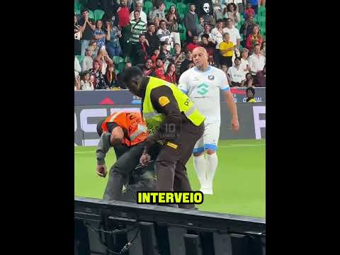 🌍 Roberto Carlos mostra porque é amado no mundo todo! ❤️⚽