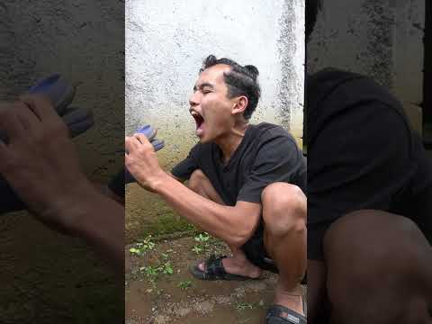 si udin hampir makan sendal
