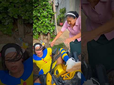Almita se cae de la moto