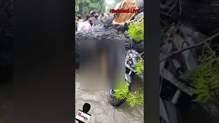 नीम का पेड़ अचानक मोटरसाइकिल पर जा रहे बाप बेटी पर गिरा, बाप की मौक़े पर मौत बेटी की टूटीं हड्डियाँ