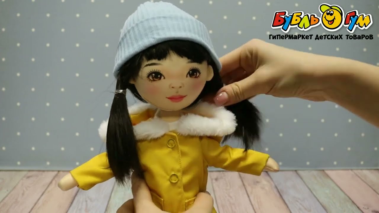 Кукла Лилу Sweet sisters мягкая подвижная в пальто горчичного цвета - видео
