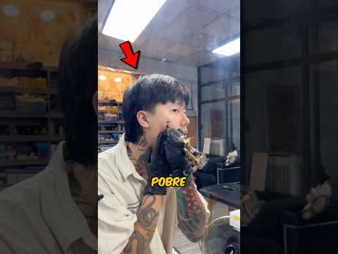 ELE FEZ UMA TATUAGEM SOZINHO            #tattoo #tatuagem #viralshorts #curiosidades