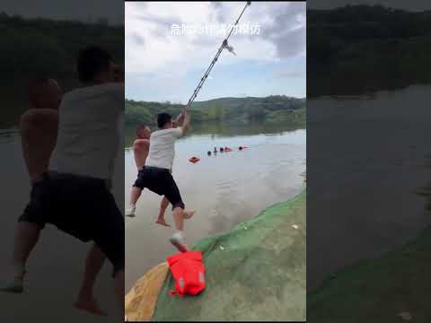 Uncle Hua Pants This time he ran into an opponent and kicked him down. The Yangtze River pushed