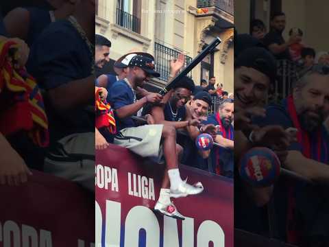 ❤️ Ansu Fati tout heureux jongle un tout petit ballon en haut du bus (Barça) #football #shorts