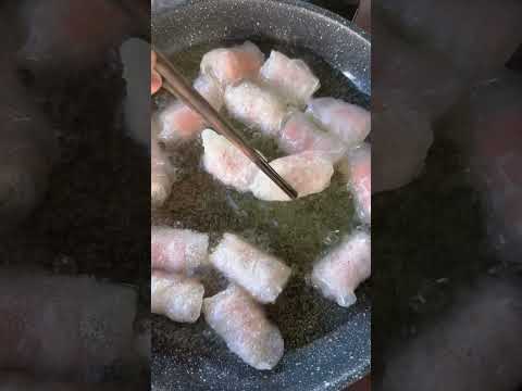 Bánh tráng cuộn xúc xích lắc phô mai