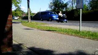 Opa fährt mit Elektromobil auf der Straße
