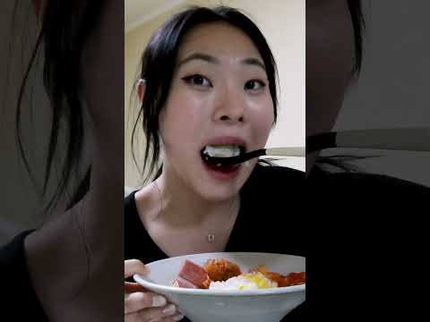 COMIENDO COMO MIEMBROS DE MOMO Y SANA DE TWICE