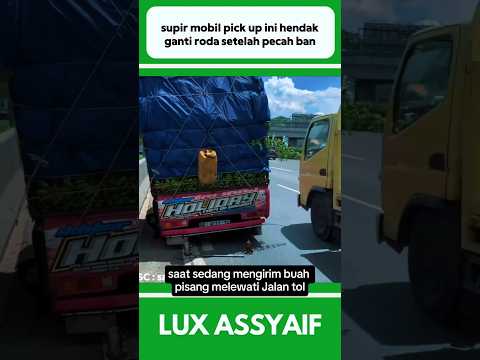 SUPIR MOBIL PICK UP HENDAK MENGGANTI RODA SETELAH PECAH BAN #shorts