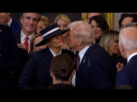 Donald Trump entra a la sala del Capitolio donde va a tomar posesión como presidente de EEUU