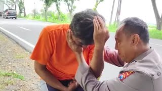 SUAMI STROKE MALAH DIUSIR PERGI DAMA ISTRINYA.JALAN KAKI NANGIS NEKAT PULANG DITOLONG PAK POLISI 