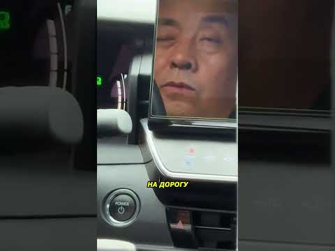 Таксист ведёт машину одним глазом