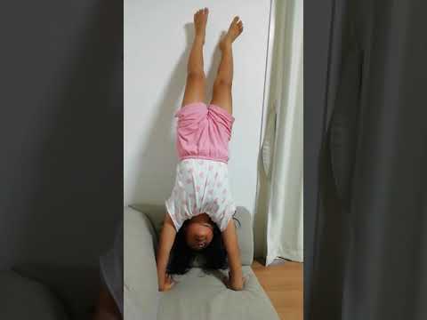壁逆立ちしながらふるさとを歌う結ちゃん　wall handstand with singing japanese song Furusato