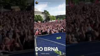 Kazma a dav lidí křičící “kde jsou klíče” Leoš Mareš kauza