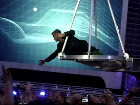 Progress Live 2011: Robbie Performs Feel At Manchester (7 June)