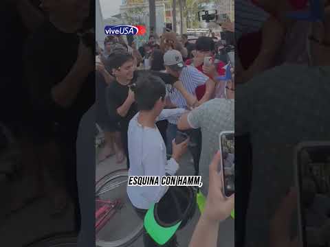 Organizan fiesta afuera de la casa de estadounidense que corrió a trabajador