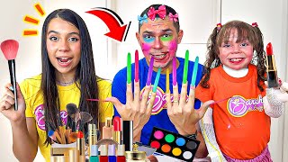 Sarah e Eloah brincam com o papai com MAQUIAGENS DE BRINQUEDOS para crianças