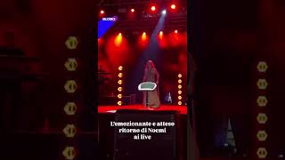 Noemi torna sul palco dopo la caduta di un mese fa
