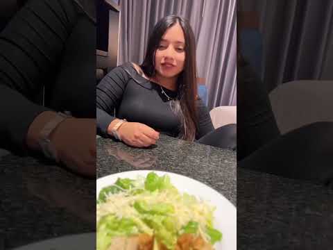 Comiendo ric0 delante de mi novia😋