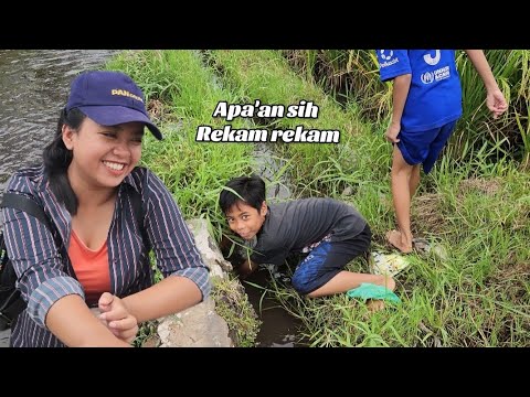 Seperti inilah bocah bocah di pedesaan di saat liburan tiba, bermain ke sawah cari ikan