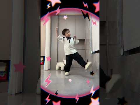 #apt 🙋‍♂️This Song is Stuck in My Head!🤣#music #dance #dancingbaby #kpop #hiphop #rosè #brunomars