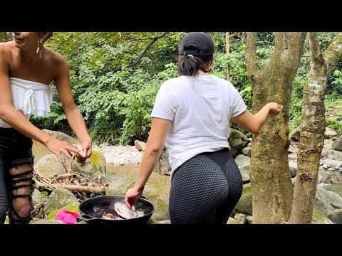 Haciendo pescado frito en el río 🐟😍🍃 que belleza 🥰