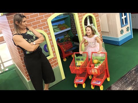 MAMÃE E FILHA BRINCANDO NO MERCADO DO PARQUINHO  DE BRINQUEDO 03