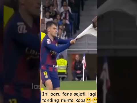 Ini baru fans sejati, lagi tanding bola minta kos bikin happy