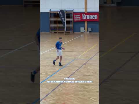 Hat er sich das Geschenk verdient?  #shorts #fußball #youtubeshort