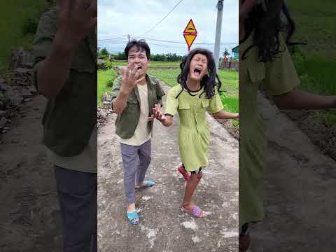 Bạn có lấy nhầm dép không? 😅🩴