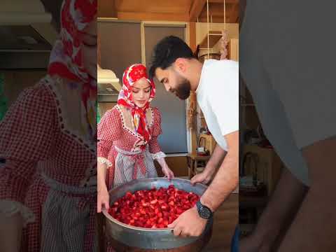 Strawberry🍓Jam - எப்படி செய்றாங்கன்னு பாருங்க⁉️😱 | Strawberry Jam🍞Making #jam #making #shorts