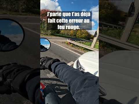 Feu rouge, deux roues, un peu trop d’égo… et c’est parti pour le grand prix du rond-point. 🏁